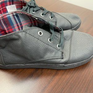 BRAND NEW PAIR OF TOMS BLACK SYNTHETIC LEATHER YOUTH PASEO MID SHOES SIZE 3.5Y